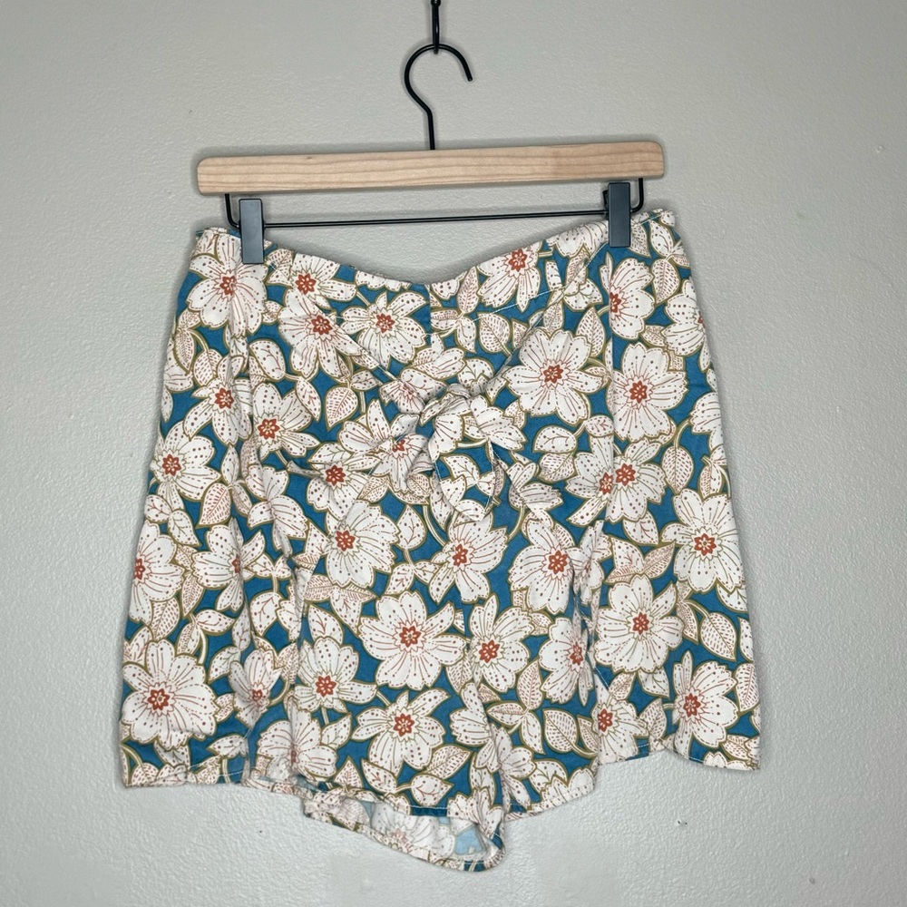 By Anthropologie Women’s Size Medium Georgina Floral Tie Front Skirted Shorts